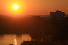 川と夕日