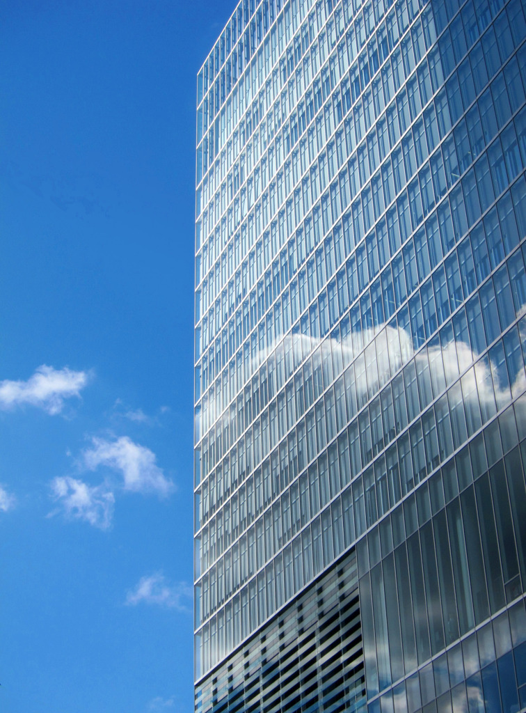 反射-81／A cloud and a building