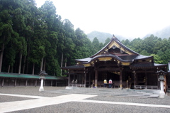 雨の日の弥彦神社