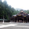 雨の日の弥彦神社