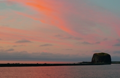 オホーツクの夕空と帽子岩