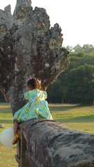 ナーガにまたがる少女。