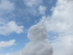 雪ダルマと青空