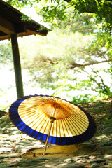 古道と和傘。