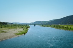 川沿いにまっすぐに進め