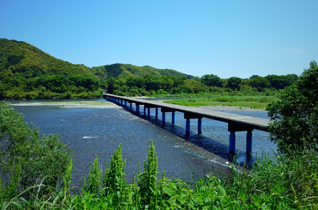 川と空の架け橋