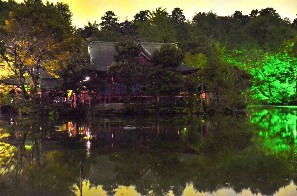 草木も眠る夜の水上の寺