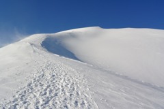 厳冬期の谷川岳　山頂を振り返る