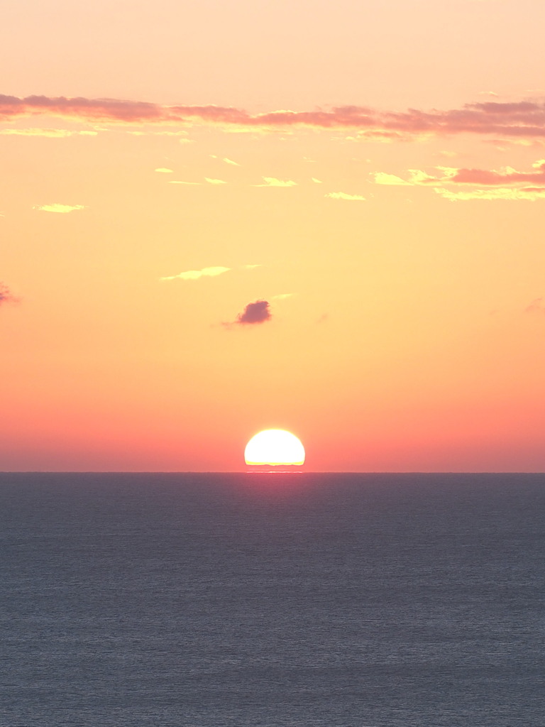 夜明けの海