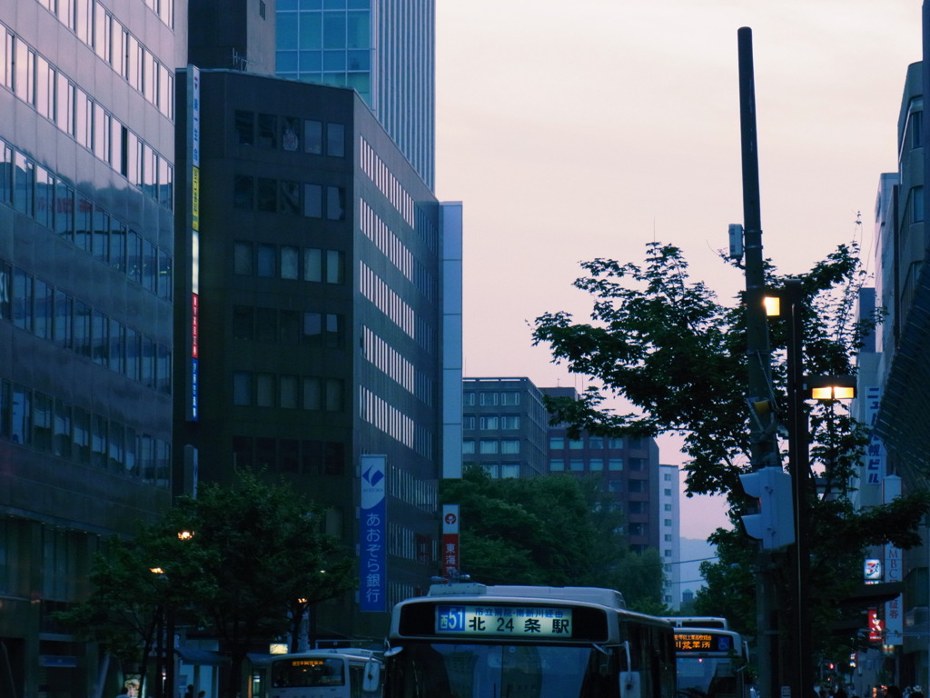 連なる、喧噪、午後７時。