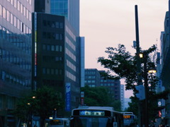 連なる、喧噪、午後７時。