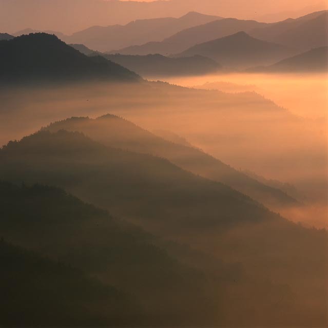 朝霧に浮かぶ山並み