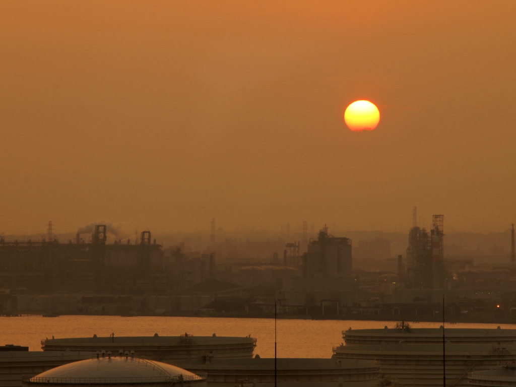 工場に沈む夕日