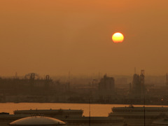 工場に沈む夕日