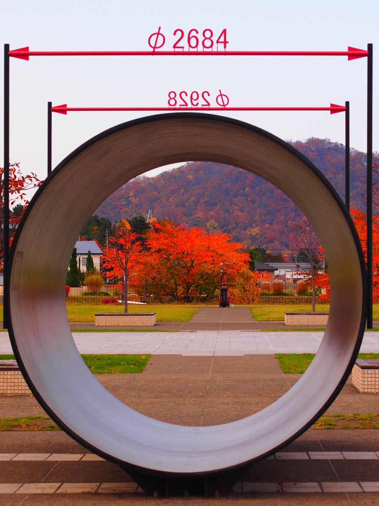 水道管から望む紅葉