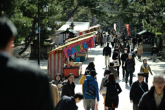 楼門から参道を望む