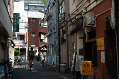 高円寺南口の路地裏で