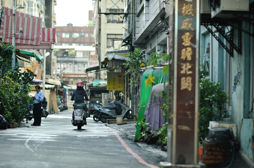 路地裏とバイク