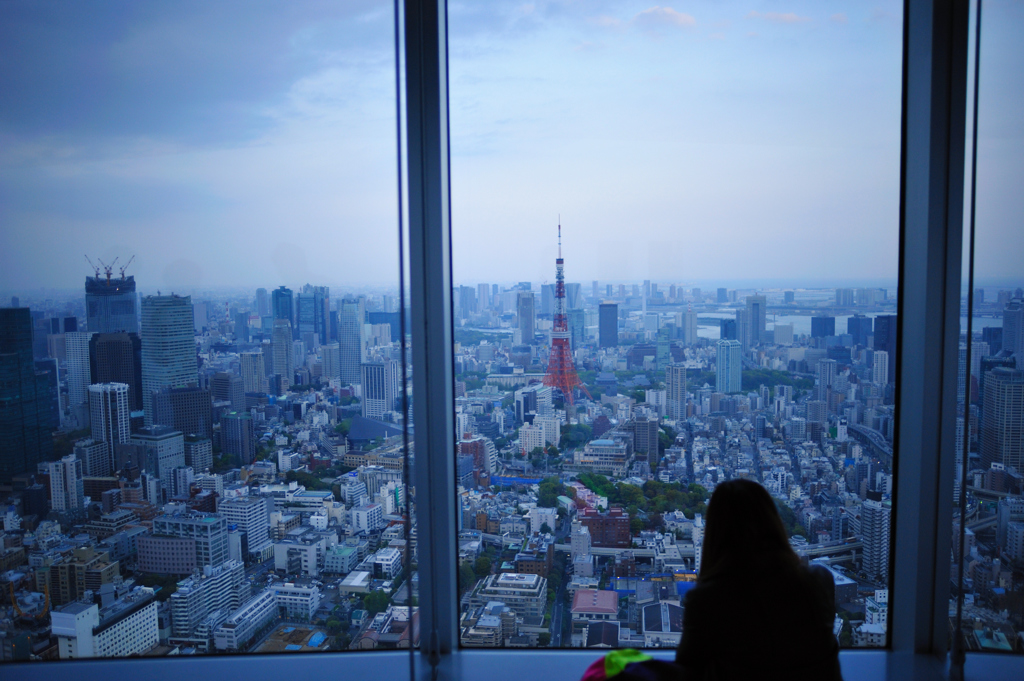 東京色の窓の前で