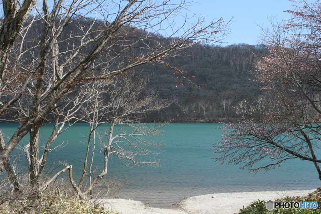 春の火山湖