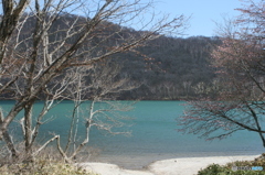春の火山湖
