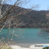 春の火山湖