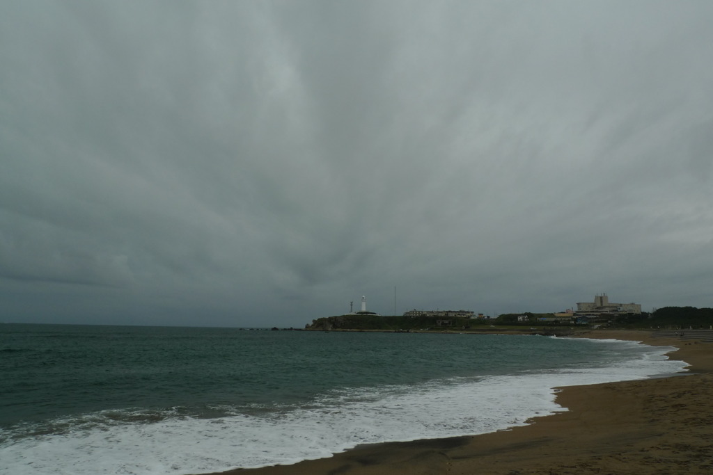 くもり空と海