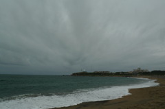くもり空と海