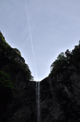 滝と飛行機雲