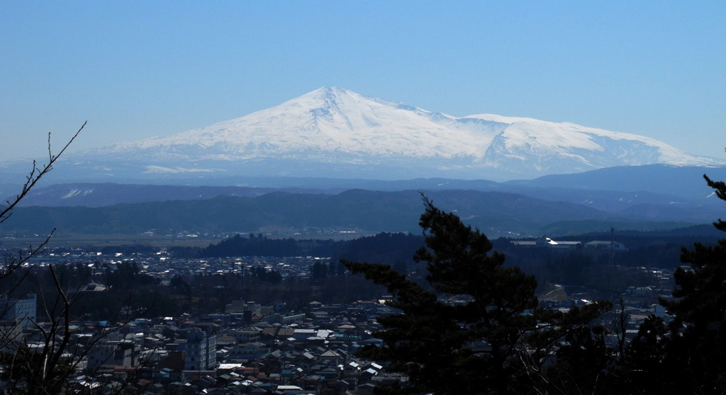 4月の鳥海山