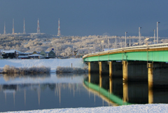 20101227朝積雪の秋田大橋と大森山001X90