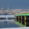 20101227朝積雪の秋田大橋と大森山001X90