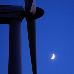 風車と月
