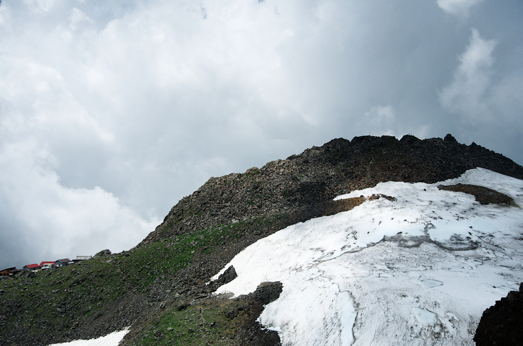 外輪山から新山山頂を望む