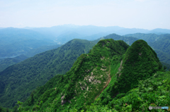 霞む以東岳