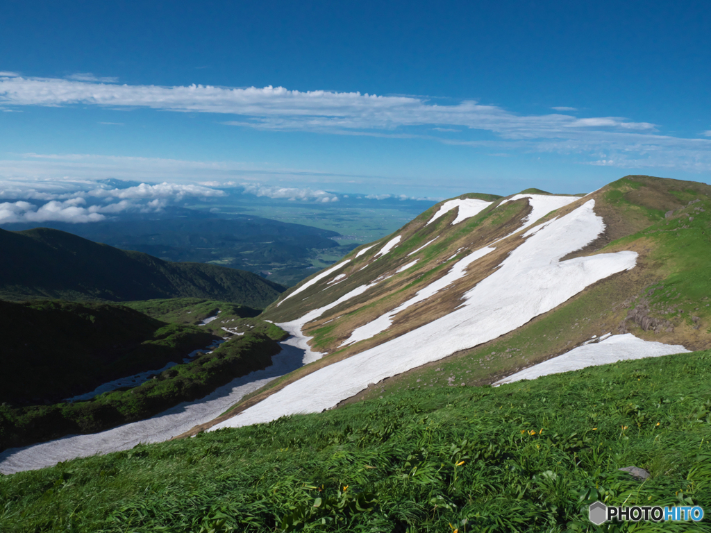 笙ヶ岳東斜面と月山