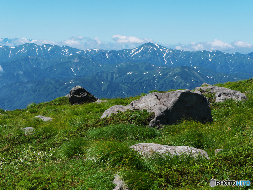 朝日連峰を望む