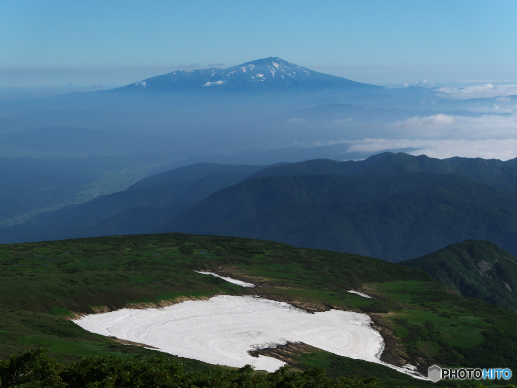 鳥海山を望む