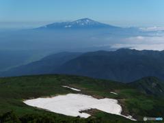 鳥海山を望む