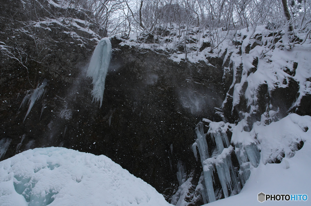 滝に舞う雪