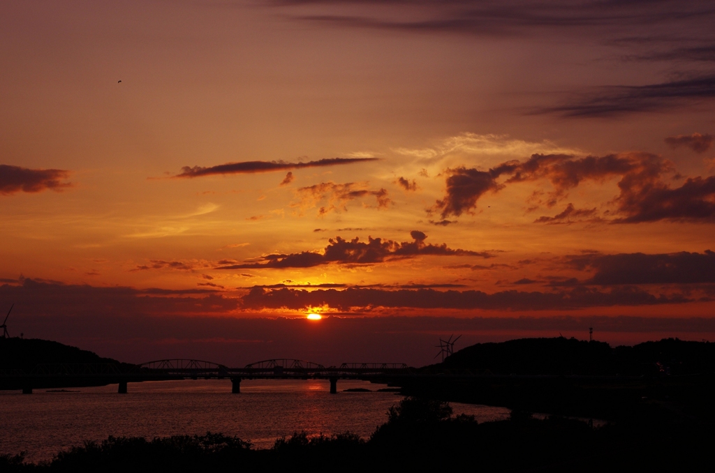 秋の夕日に