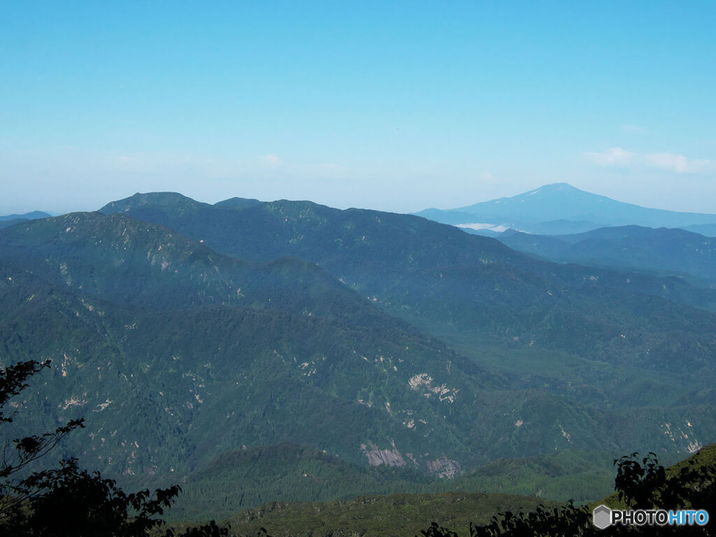 泥湯三山の向こうに