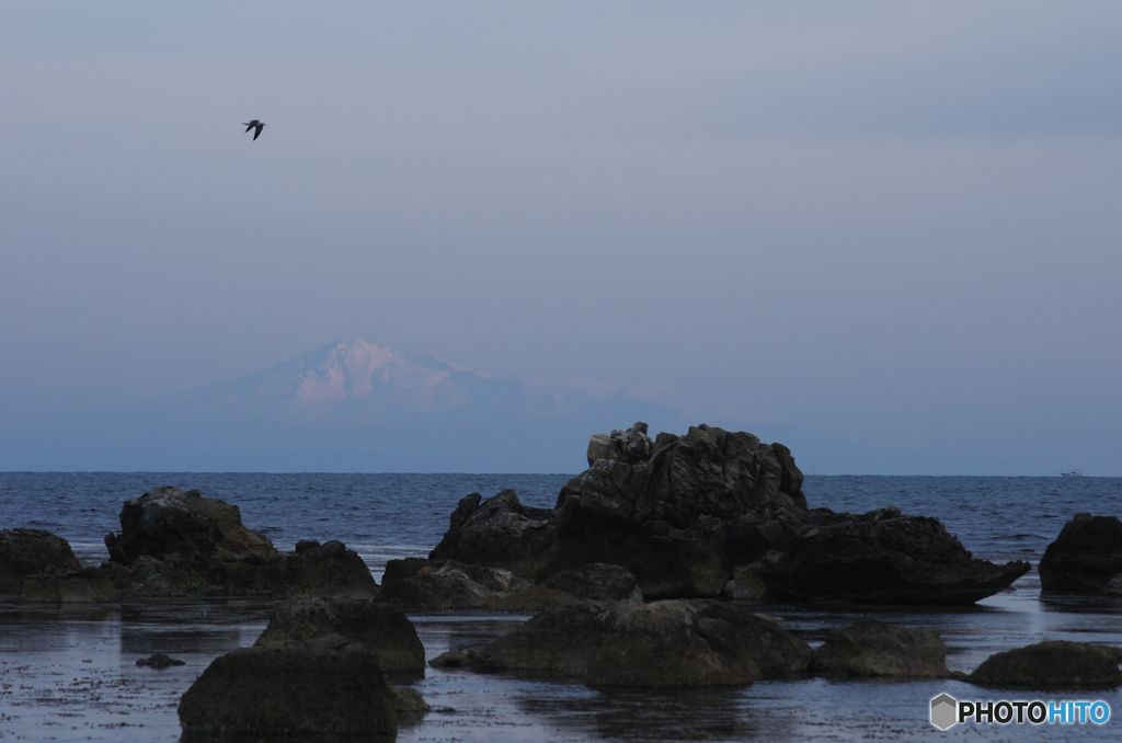 春霞の鳥海遥か