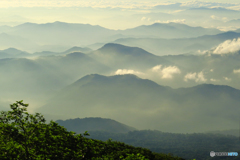 朝霞の山並み