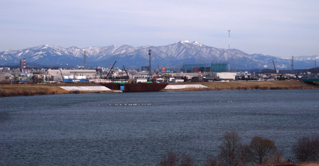 20100304雄物大橋近くより太平山望遠04