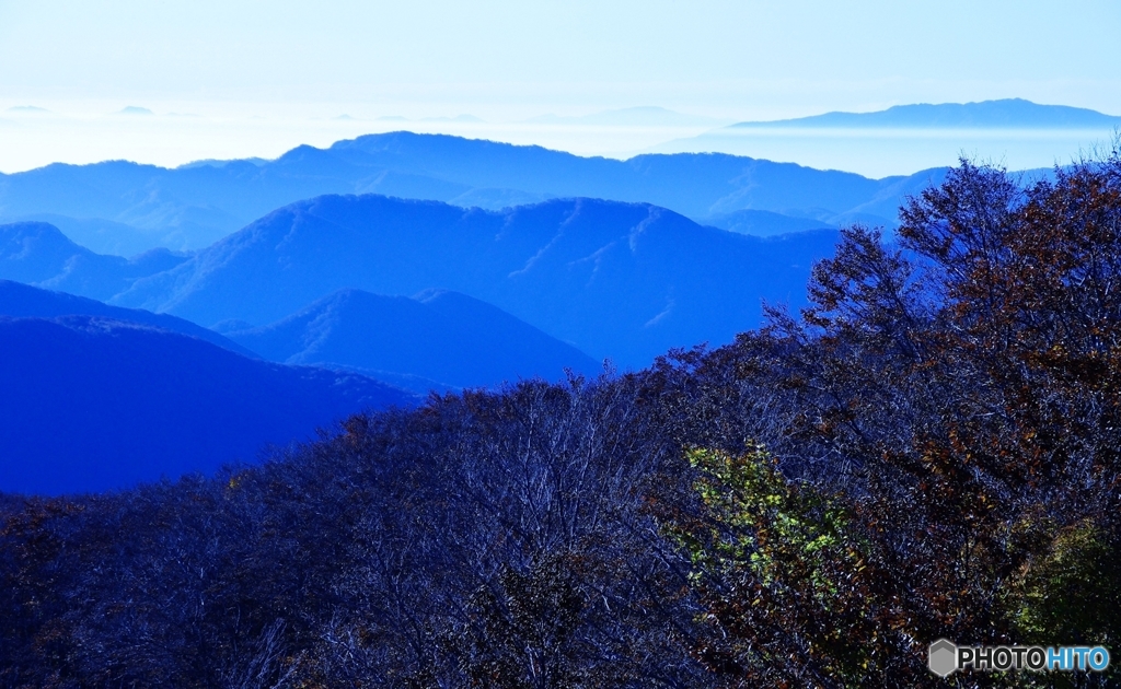 朝の山並み・秋