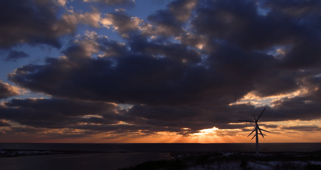 春間近の河口を望む夕べ