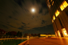 月夜の誰もいないプール