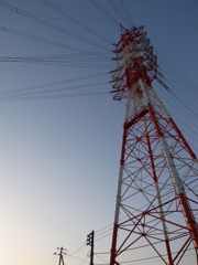 夕闇にたたずむ鉄塔