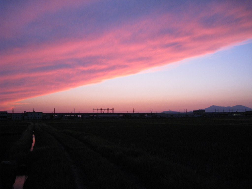 夕焼け雲と弥彦山